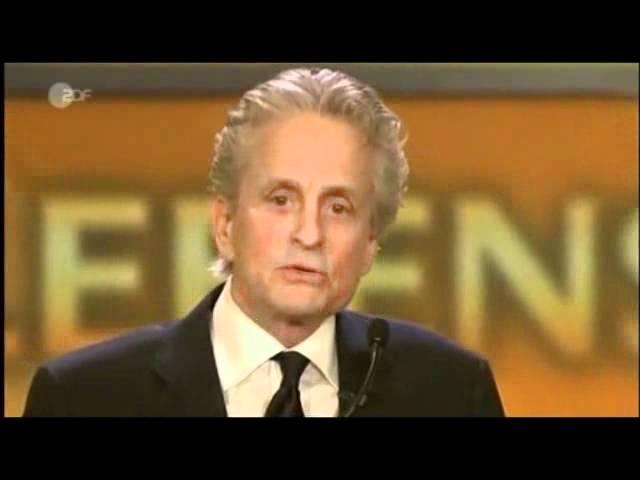 5 Goldene Kamera Danny DeVito erhält die Goldene Kamera für sein Lebenswerk  Sein Freund Michael Douglas überrascht ihn als Laudator