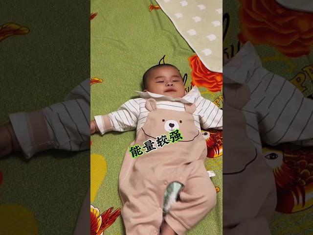 趁妈妈还不会打我 我就多尿尿床 #穿尿不湿的惹不起啊 #人类幼崽有多可爱 #小孩子爱看的视频 #baby