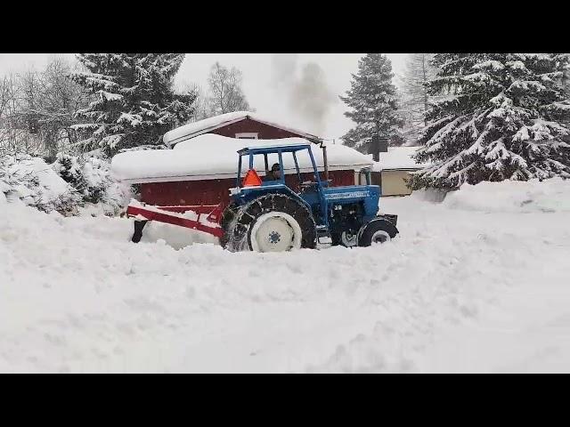 Ford 7000, massor av snö /lumitöissä