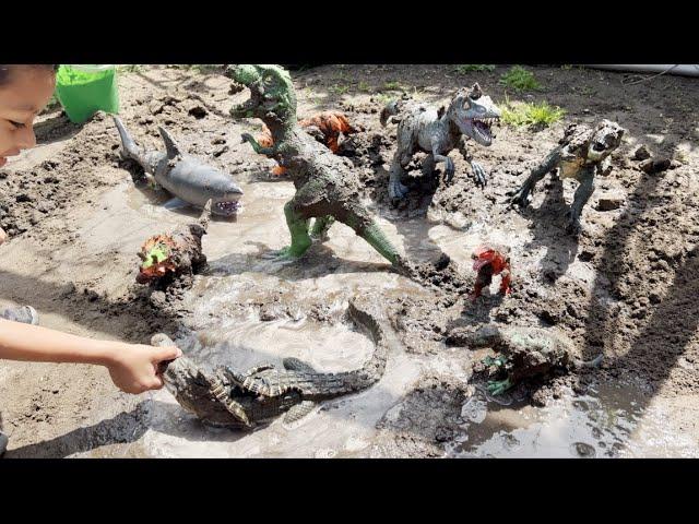 Giant Muddy Dinosaurs, Giant Shark, Giant Alligator  Get Washed In Bubbles Bath