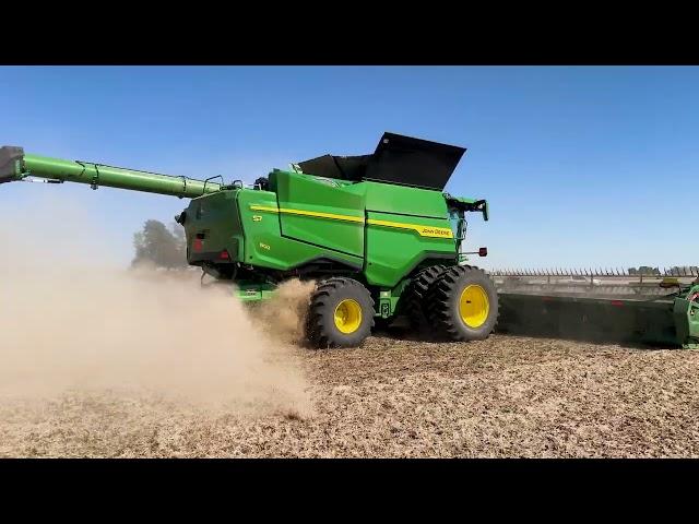 John Deere S7 800 Combine Harvesting Soybeans