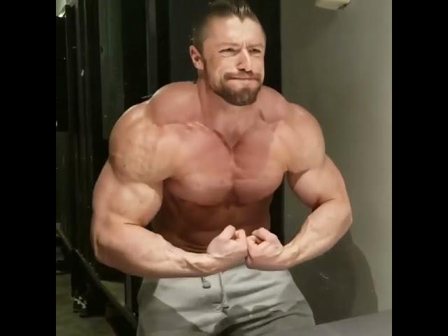 Alexandre Auger flexing