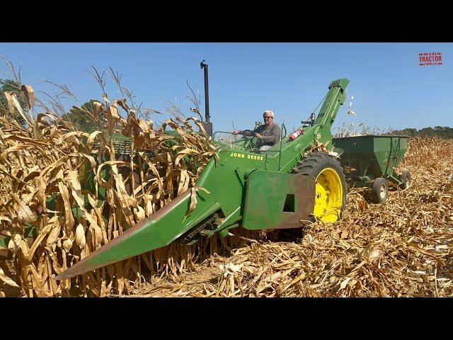 JOHN DEERE 237 Corn Picker