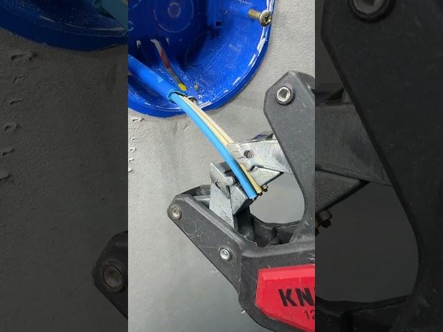 Стриппер для плоских проводов от компании Knipex