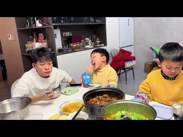 Fengfeng hasn't eaten with the children for a long time. Baoma almost forgot to cook his meal.