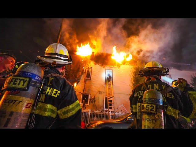 **FDNY Early Arrival** HEAVY FIRE in 3 DWELLINGS - MAJOR FDNY 3rd Alarm Response [ Queens Box 4791 ]