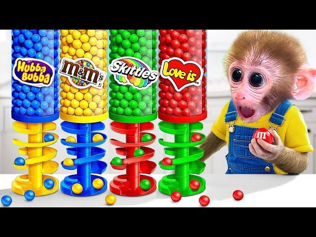 Monkey BuBu very Excited to Explore the M&M Candy Vending Machine - MONO BUBU ESP