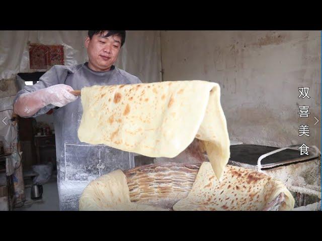 开封父子卖烙大饼，一张饼长1米重6斤，一天能卖出20袋面