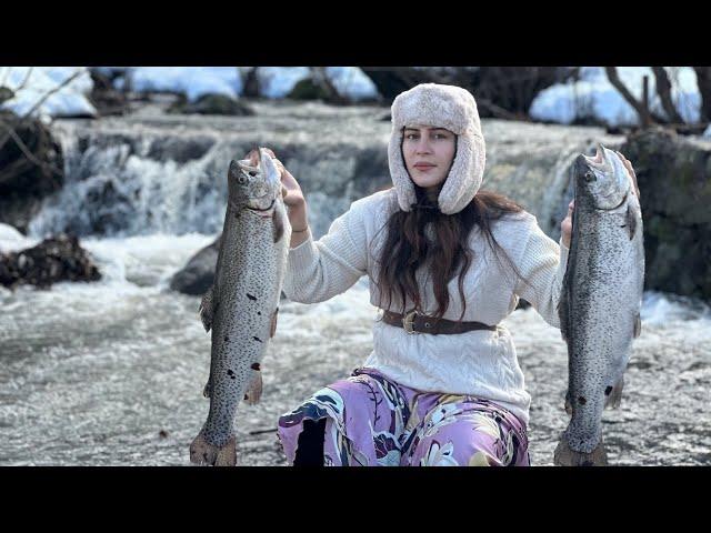 Daily Village Life: Fishing on a Snowy Day in the village