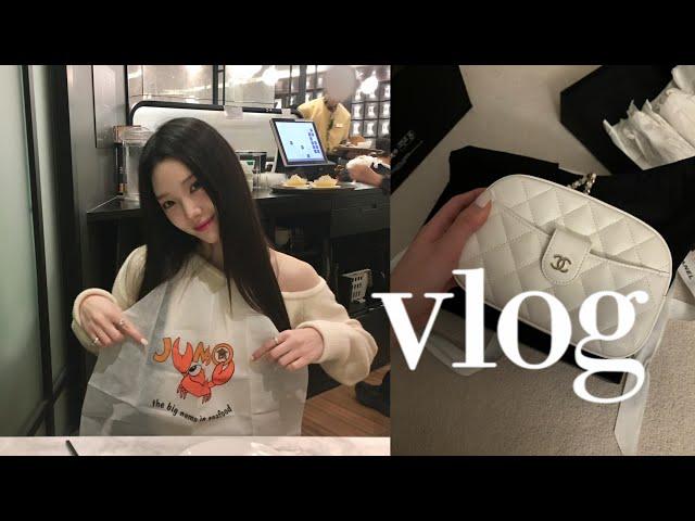 [VLOG] 남자친구가 샤넬백 사줬어요..₊샤넬가방 언박싱 연말 데이트•점보씨푸드•뮤지컬 시라노 관극•더현대 데이트•이자카야•커플 브이로그🫶