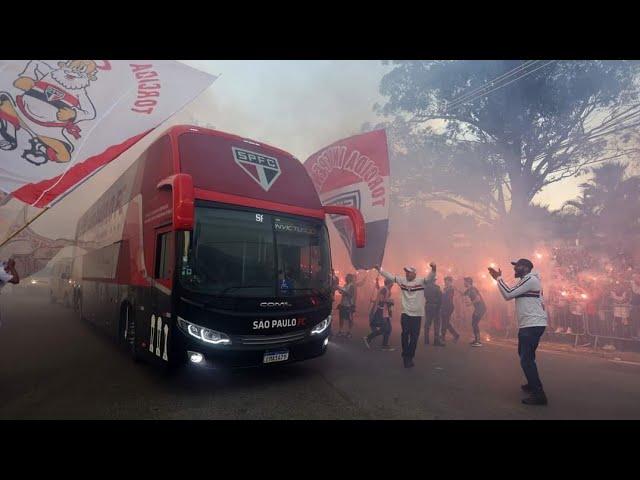 DE ARREPIAR! Chegada do ônibus do São Paulo no Morumbi