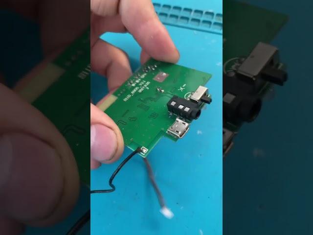 Музыкальная колонка SUPRA / не заряжается, не видит usb накопители