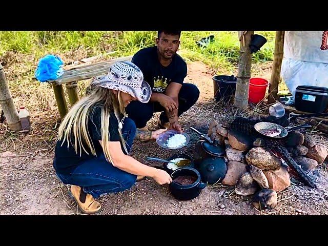 THIS COUPLE IS LIVING IN THE MIDDLE OF THE WOODS IN THE MOUNTAINS OF MINAS