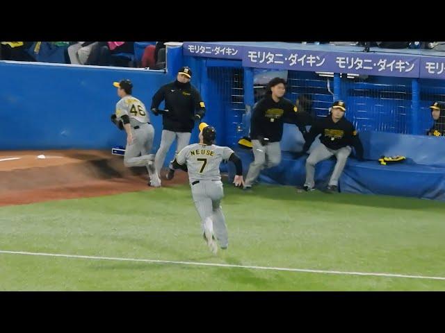 【全員逃げろ〜】打球がブルペンに飛んできて大慌てで退避する阪神の中継ぎ陣 2024.4.5