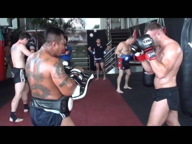 Muay Thai pad work at Elite Fight Club Bangkok-Wergi