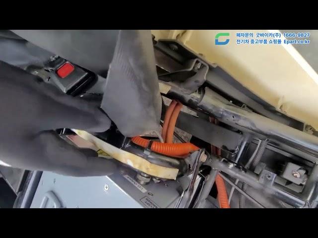 전기차폐차된 다니고의 구조 살피고 배터리팩을 손으로?/Checking EV Danigo and separating  battery pack #전기차폐차 #다니고폐차 #배터리반납