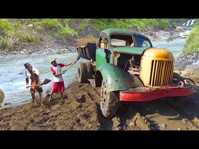 Loading Tons of Sand Into Completely Rusted Dying Soviet Truck