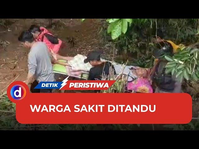 Momen Warga Pujananting Ditandu gegara Jalan Amblas