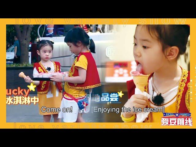 Lucky and Huang Ying distribute ice cream, Lucky is immersed in ice cream,only Huang Ying works hard