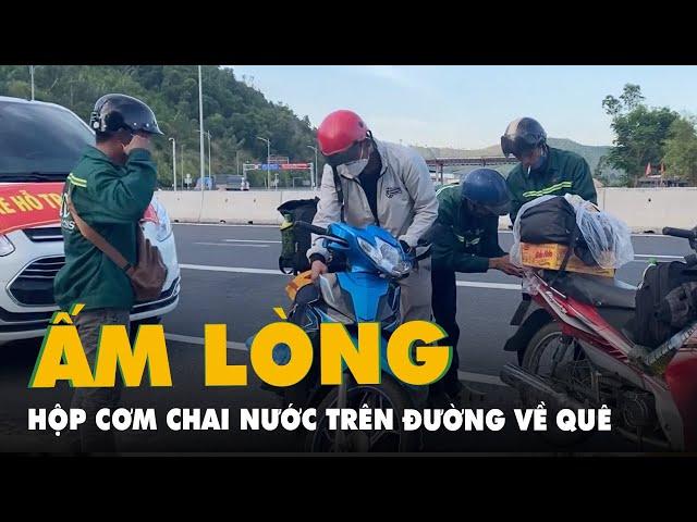 Được chăm lo chai nước, hộp cơm trên đường về quê tránh dịch, người dân mừng rơi nước mắt