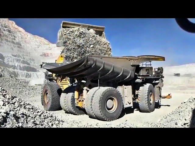 Letourneau L1850 Wheel Loader Loading Komatsu 830E Truck