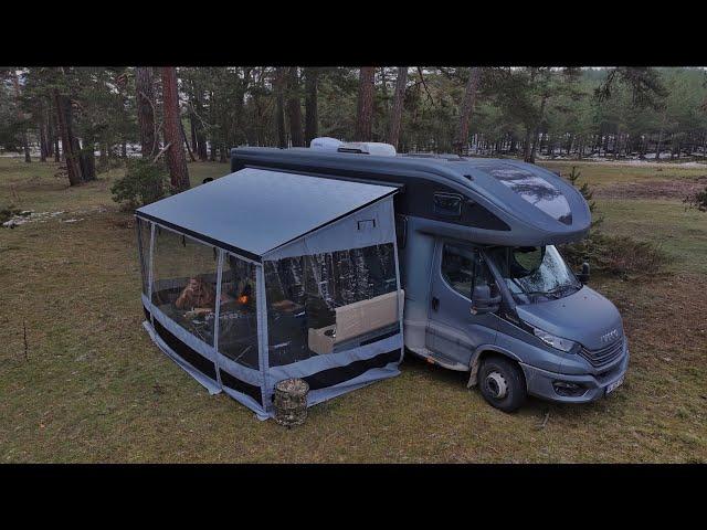 CAMPING IM REGEN MIT WOHNWAGEN MIT WINTERGARTEN