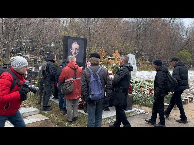 Друзья и родственники на могиле Александра Градского в День памяти / Ваганьковское кладбище 3 ноября