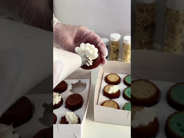 Buttercream piping tutorial #flowers #buttercream #cupcakes #frosting