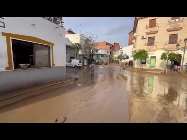 Los vecinos de Benamargosa se afanan en limpiar sus casas después de que el desbordamiento del río a