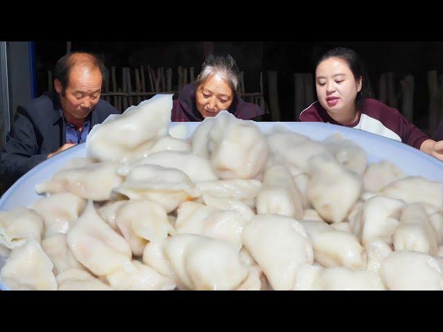 Dandan went back to his hometown to make radish dumplings for his parents-in-law. The meat stuffing