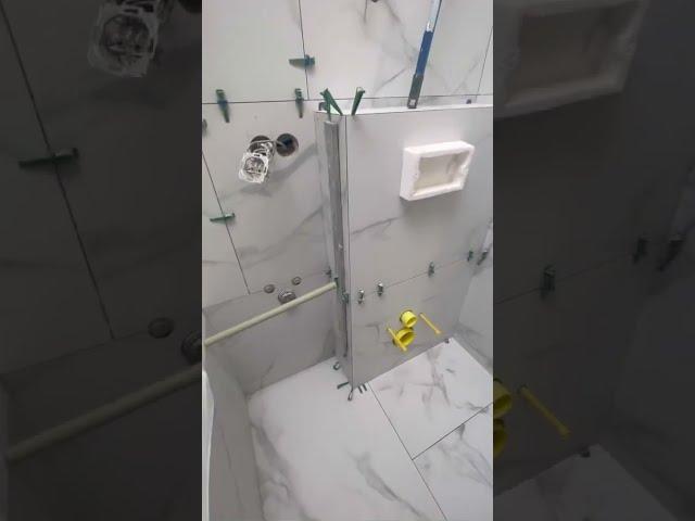 укладка плитки на инсталляцию с запилом углов 45 #repair #ремонт #плитка #укладкакерамогранита #угол