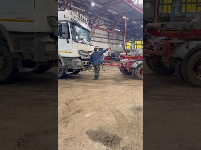 Загнали прицеп с 3й попытки #automobile #дальнобой #automobile #ремонт #мерседес #mercedes