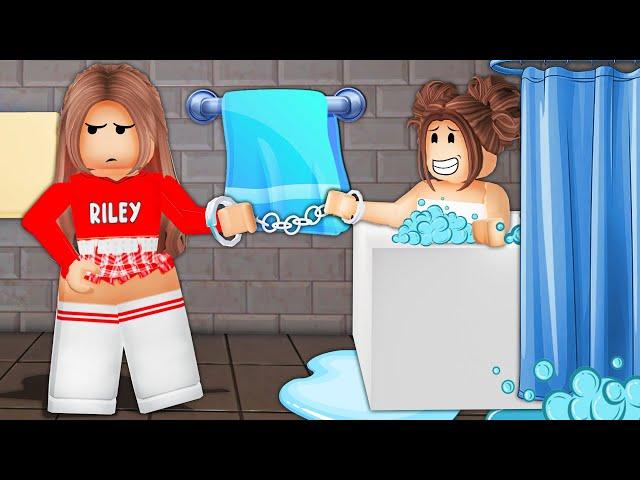 Handcuffed To My SISTER For 24 HOURS in Roblox Snapchat!