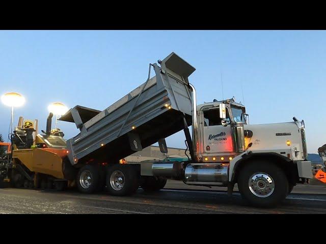 NIGHT PAVING: PT 2- KENWORTH & WESTERN STAR DUMP TRUCKS FEED CAT PAVER / DUMP TRUCKS #43