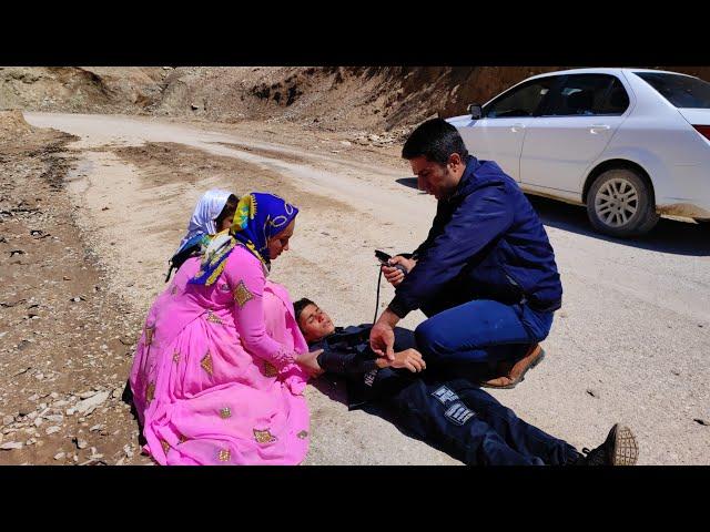 Heroic efforts of Farishte and Fariba: Transferring the sick Ali Akbar to treatment.