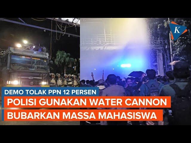 Polisi Tembakkan Water Cannon untuk Bubarkan Demo Mahasiswa Tolak PPN 12 Persen di Patung Kuda