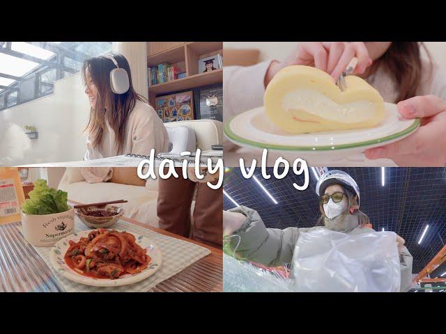 VLOG#32｜一人一猫｜独居两餐｜辣酱炒牛肉｜椰子油烤麦片｜烤鸡热三明治｜新年快递开箱｜酸奶蛋糕卷｜逛菜市｜糖醋小排｜阳春面｜喵呜伊洗澡