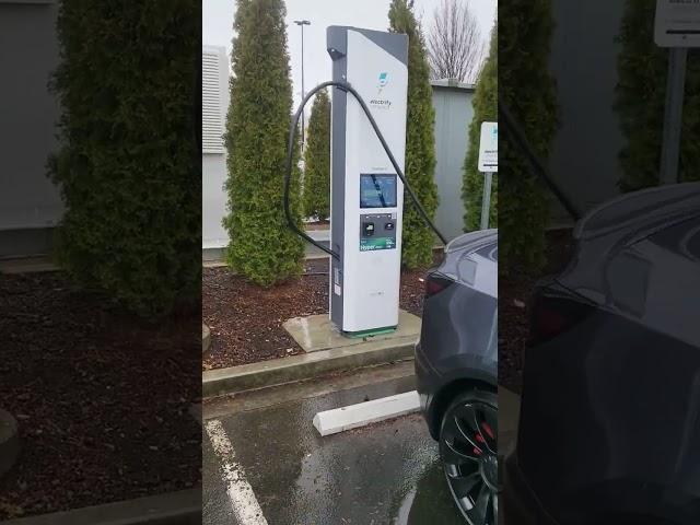 EA CCS-1 4-Stall DC fast chargers review - Mt Vernon, WA. Surprisingly, everything worked!