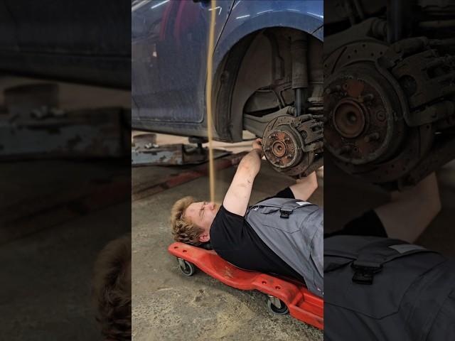 Песок разрушает подвеску автомобиля и психику механика. Автомобильный юмор. #машина #ремонт #сто