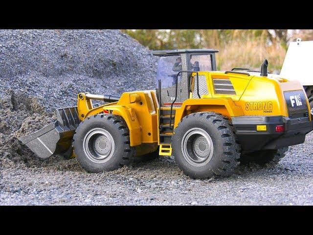 7.000 DOLLAR vs 450 DOLLAR!! RC WHEEL LOADER comparison! Huina FM1583 full metal vs hydraulic