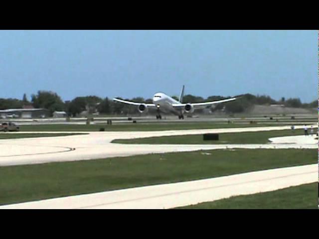 Boeing 787 takeoff @ SRQ  flight test- Sarasota