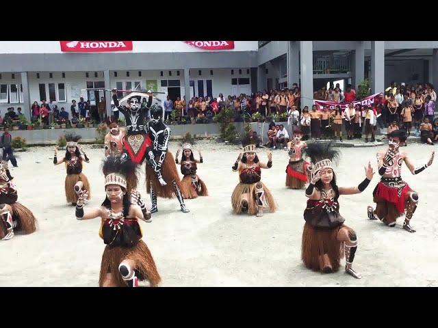 #TarianPapua #Tariankontenporer Tarian Penobatan suku Amungme - Kamoro Oleh siswa SMA YPPK Tiga Raja