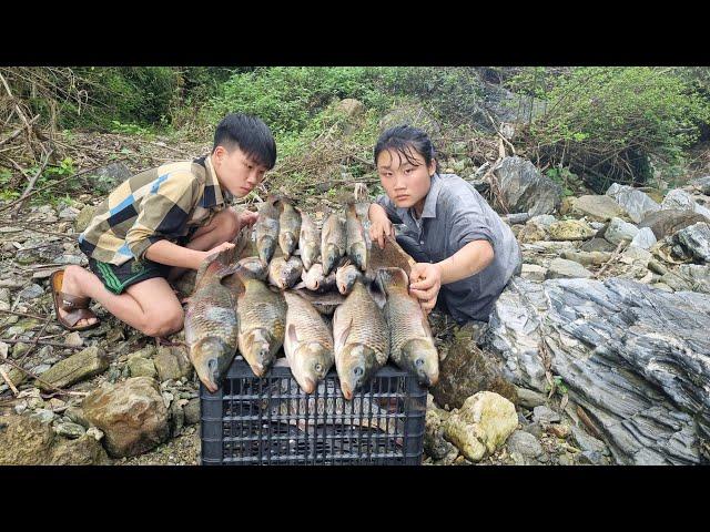 The Orphan Boy and the little girl,  fishing and bring them to the market to sell l Forest life
