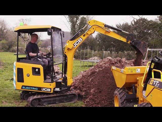 JCB mini escavatore elettrico E TEC al lavoro