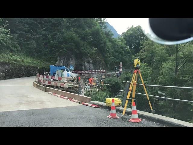 Isenthal. Die Straße mit Ausblick für nervenstarke Fahrer und Mitfahrer.