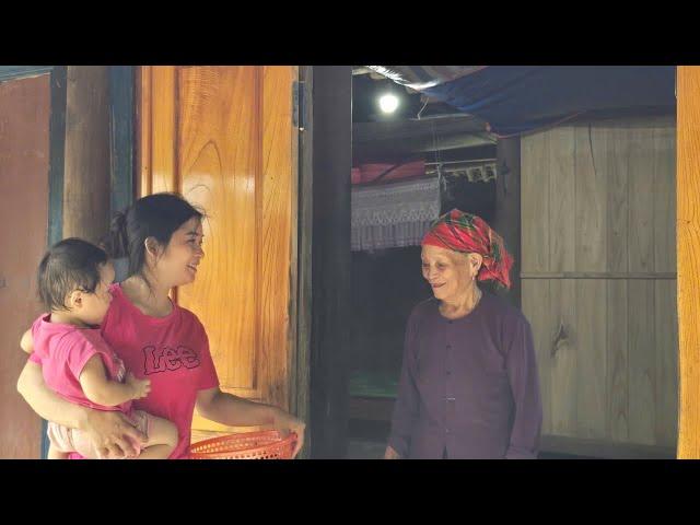 Single mother lives happily with the old lady who gave her the house and her daughter