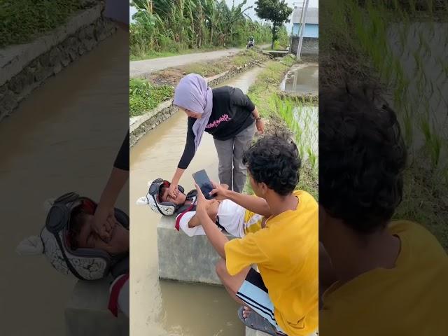 Kasih nilai fotoku sesuai batrai kalian dong? me : 17%