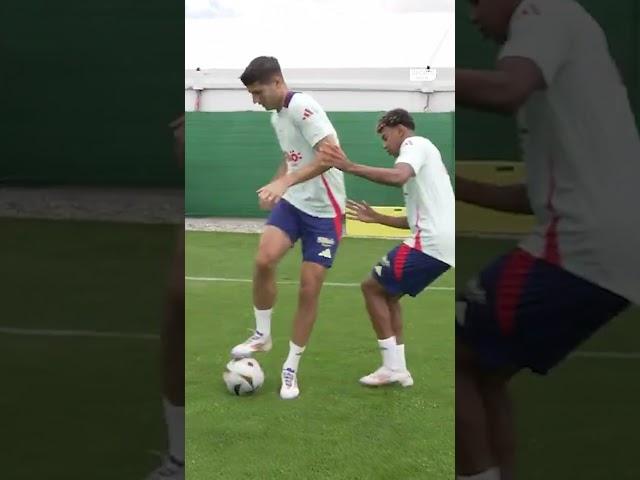  Álvaro Morata humiliating Lamine Yamal... It can't be, can it? 