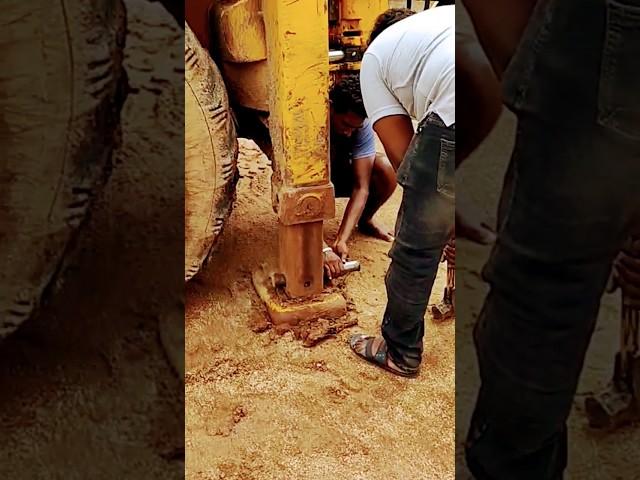 removing stabilizer foot pin at site. #jcb3dx #jcbvideo #jcb