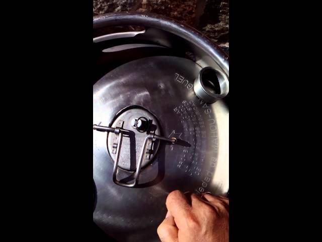 Fitting a corny keg lid on a 30 L commercial keg.